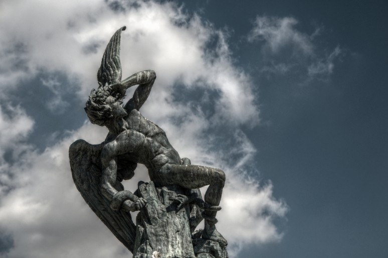 La estatua del Ángel Caído