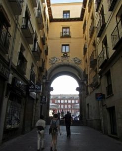 Calle de la Amargura, actualmente conocida como Siete de Julio, junto a la Plaza Mayor de Madrid. Una calle con mucha historia y secretos.