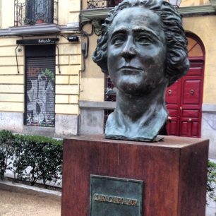 Monumento a Clara Campoamor, impulsora del voto femenino en España, ubicado en Madrid