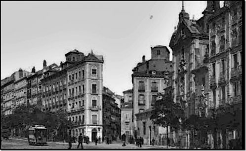 Fotografía de 1890 donde vemos la Casa del Ataúd en la actual ubicación del Edificio Metrópolis, Madrid.