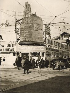 Imagen donde se ve un montaje del futuro edificio que ocuparía el solar en obras