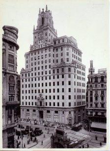 Tras el conflicto bélico Madrid recupera la tranquilidad, aquí podemos ver la Red de San Luis, en el cruce con Montera, Madrid.