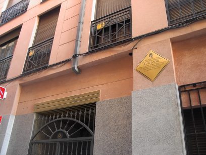 Una placa en la Calle Ternera 6 nos recuerda donde vivió el Capitán Daoiz
