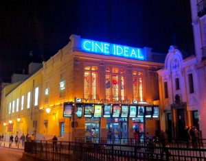 Fachada del Cine Ideal de Madrid con sus coloridas vidrieras