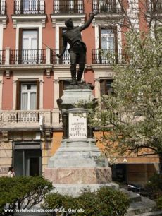 Monumento al Teniente Ruiz en la Plaza del Rey de Madrid