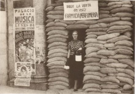 Mujer sale de la Farmacia durante la Guerra Civil en Madrid