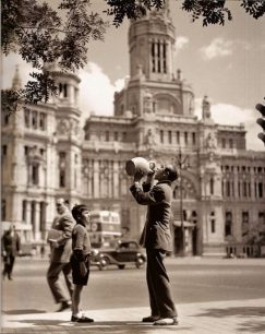 Hombre bebiendo junto a Plaza de Cibeles