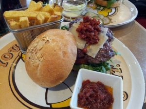 Hamburguesa del Zombie Bar en Malasaña