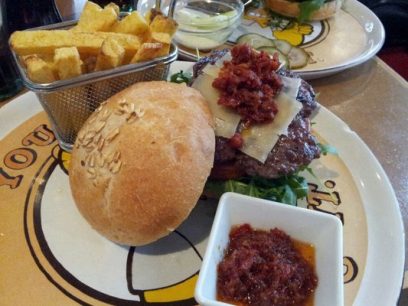 Hamburguesa del Zombie Bar en Malasaña