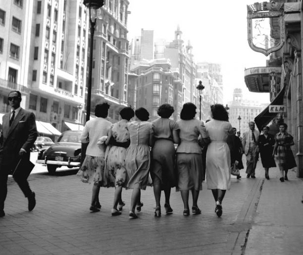 Chicas caminando por la Gran Vía, obra de Catalá Roca