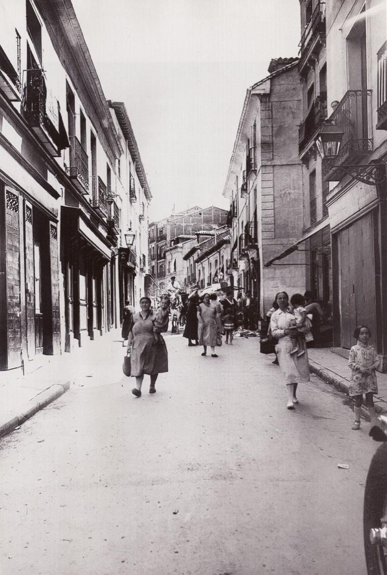 Una escena cotidiana en la Cava Alta, en 1930, Madrid.