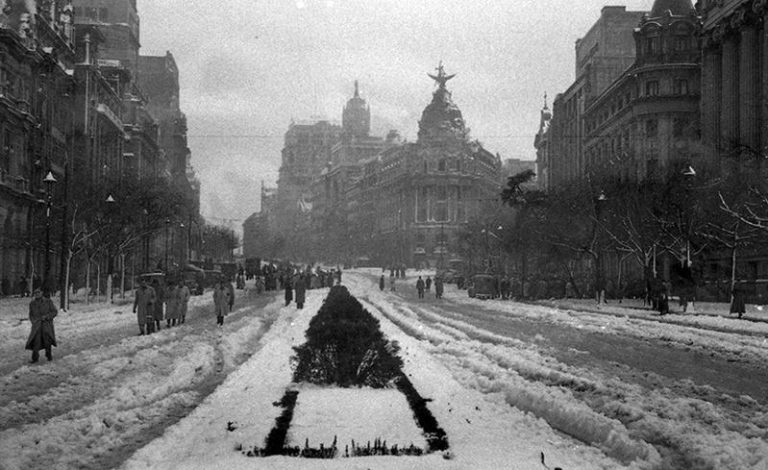 Calle Alcalá nevada, 1950, Madrid. (Foto de Campúa)