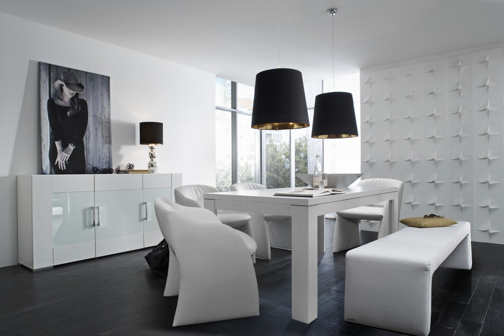 Juego de comedor blanco con banco y sillas tapizados, Livingo, Madrid